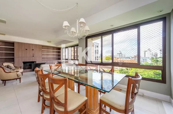 Rio Branco | Apartamento semi mobiliado com 3 quartos (sendo 1 suíte) à venda | 140 m² | 3 vagas | Com lareira e churrasqueira | Em Porto Alegre/RS 