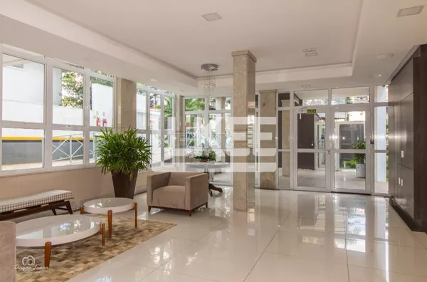 Petrópolis | Apartamento semi mobiliado com 3 quartos (sendo 1 suíte) para alugar | 103 m² | 2 vagas | Com lareira, sacada e churrasqueira | Em Porto Alegre/RS