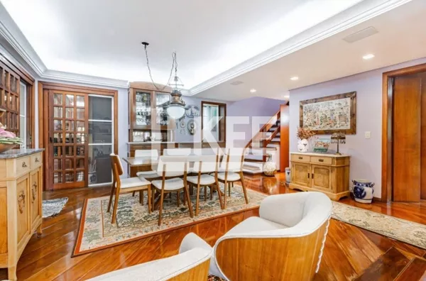 Ipanema | Casa em condominio reformada semi mobiliada com 4 quartos (sendo 1 suíte) à venda | 318 m² | 2 vagas | Com lareira e churrasqueira | Em Porto Alegre/RS  