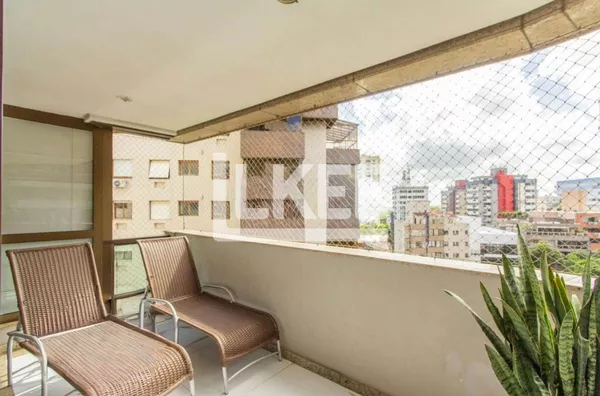 Petrópolis | Apartamento Semimobiliado com 4 quartos (sendo 4 suítes) à venda | 404m² | 6 Banheiros | 3 vagas | Sacada | Churrasqueira | Hidromassagem | Em Porto Alegre/RS