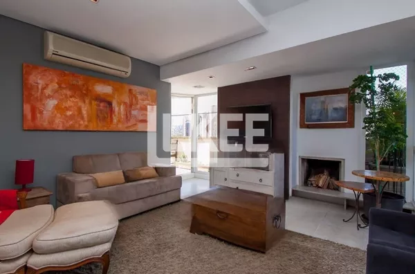 Bela Vista | Cobertura Horizontal com 3 quartos (sendo 1 suíte) à venda | 246,78 m² | 3 vagas | Com lareira, churrasqueira e piscina | Em Porto Alegre/RS