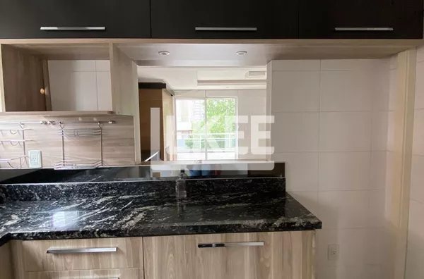 Petrópolis | Apartamento semi mobiliado com 2 quartos (1 suíte) à venda | 100,59 m² | 1 vaga | Com lareira, sacada e churrasqueira | Em Porto Alegre/RS