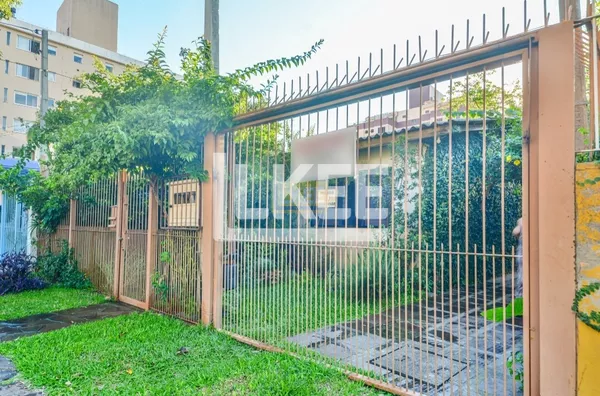 Terreno para venda com 2 casas no Jardim Botânico 