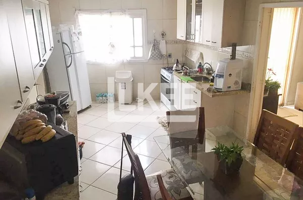 Jardim Botânico | Casa com 3 quartos (sendo 2 suítes) à venda | 140 m² | 3 vagas | Com lareira e churrasqueira | Em Porto Alegre/RS