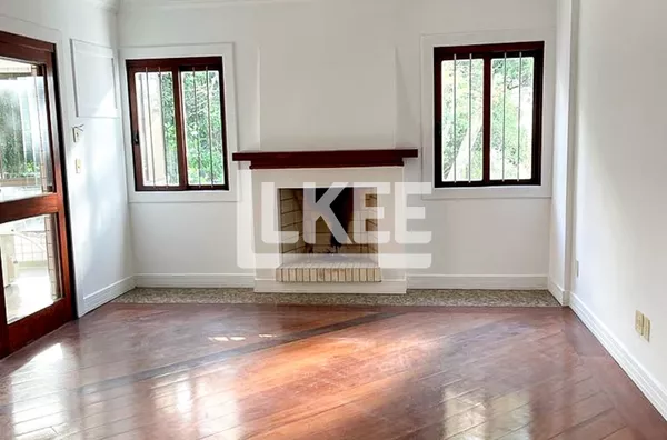 Bela Vista | Apartamento semi mobiliado com 3 quartos ( sendo 1 suíte) à venda | 227 m² | 2 vagas | Com lareira, sacada e churrasqueira | Em Porto Alegre/RS