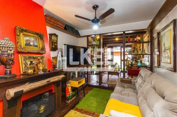 Ipanema | Casa em condominio com 3 suítes à venda | 231 m² | 3 vagas | Com lareira, churrasqueira, sacada e piscina | Em Porto Alegre/RS