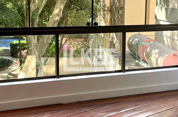 Bela Vista | Apartamento semi mobiliado com 3 quartos ( sendo 1 suíte) à venda | 227 m² | 2 vagas | Com lareira, sacada e churrasqueira | Em Porto Alegre/RS