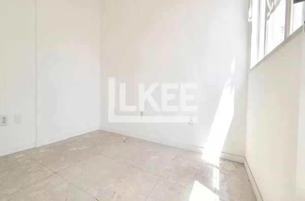 Centro Histórico | Sala Comercial semi mobiliada à venda | 39,16 m² | 2 Copas | 2 Banheiros | Sem Vaga |Em Porto Alegre/RS