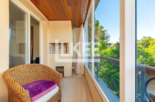 Centro | Apartamento mobiliado com 2 quartos (sendo 2 suítes) à venda | 93,96 m² | 3 Banheiros | Sacada | Churrasqueira | Lareira | 1 Vaga | Em Gramado/RS