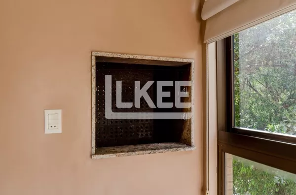 Rio Branco | Apartamento semi mobiliado com com 3 quartos (sendo 1 suíte) à venda | 101 m² | 2 vagas | Com sacada e churrasqueira | Em Porto Alegre/RS