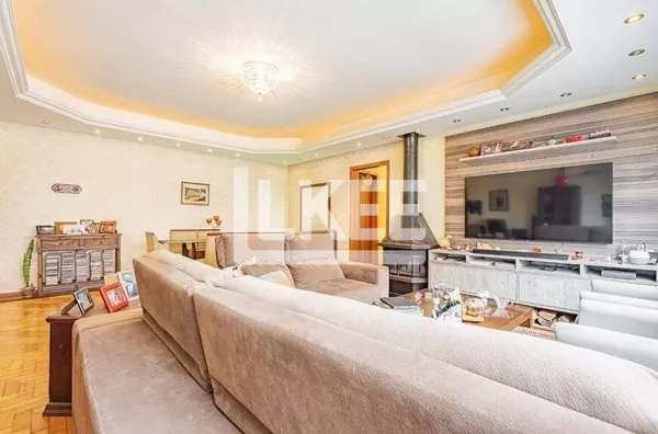 Santa Cecília | Apartamento semi mobiliado com 3 quartos (sendo 1 suíte) à venda | 120 m² | 1 vaga | Com lareira, sacada e churrasqueira | Em Porto Alegre/RS