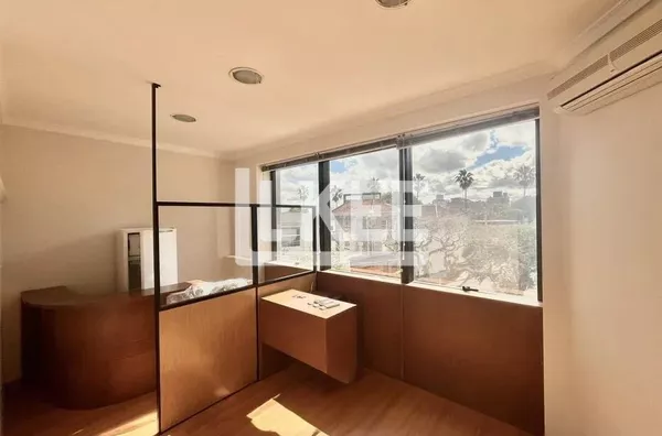 Petrópolis | Sala comercial semimobiliada à venda | 47 m² | 1 Lavabo | 1 Copa | 2 Vagas | Em Porto Alegre/RS