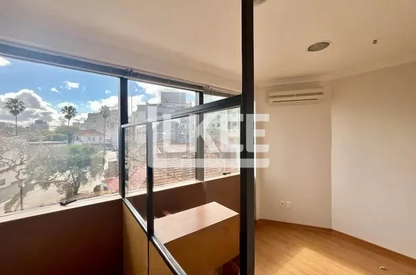 Petrópolis | Sala comercial semimobiliada para aluguel | 47 m² | 1 Lavabo | 1 Copa | 2 Vagas | Em Porto Alegre/RS