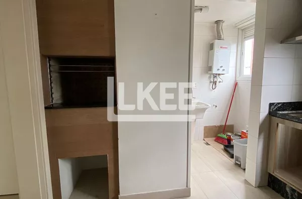 Petrópolis | Apartamento semi mobiliado com 2 quartos (1 suíte) à venda | 100,59 m² | 1 vaga | Com lareira, sacada e churrasqueira | Em Porto Alegre/RS