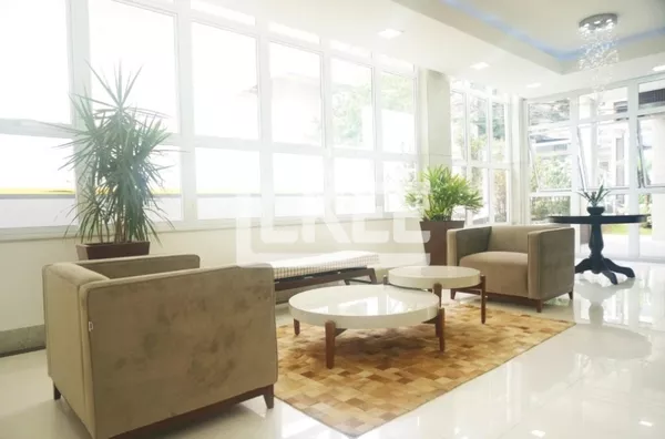 Petrópolis | Apartamento semi mobiliado com 3 quartos (sendo 1 suíte) para alugar | 103 m² | 2 vagas | Com lareira, sacada e churrasqueira | Em Porto Alegre/RS