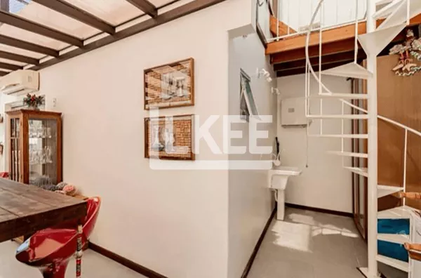 Centro Histórico | Cobertura triplex semimobiliada com  1 quarto (suíte)  à venda | 2 banheiros | 92m² | 1 vaga | Em Porto Alegre /RS