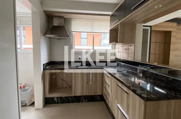 Petrópolis | Apartamento semi mobiliado com 2 quartos (1 suíte) à venda | 100,59 m² | 1 vaga | Com lareira, sacada e churrasqueira | Em Porto Alegre/RS