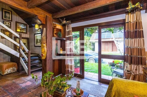 Ipanema | Casa em condominio com 3 suítes à venda | 231 m² | 3 vagas | Com lareira, churrasqueira, sacada e piscina | Em Porto Alegre/RS