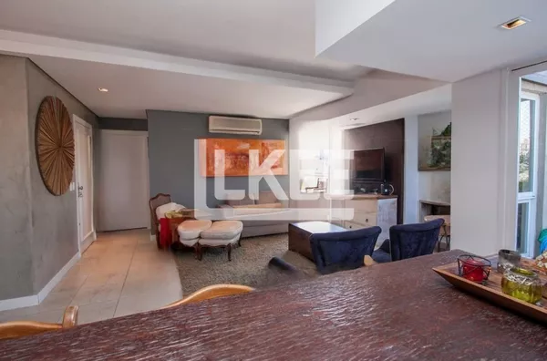 Bela Vista | Cobertura Horizontal com 3 quartos (sendo 1 suíte) à venda | 246,78 m² | 3 vagas | Com lareira, churrasqueira e piscina | Em Porto Alegre/RS