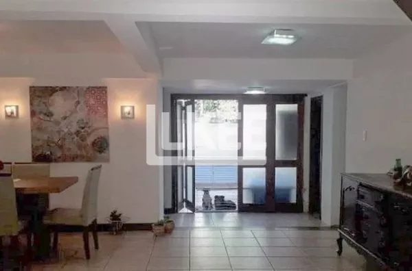 Ipanema | Casa em condominio com 4 quartos (sendo 2 suítes) à venda | 220 m² | 2 vagas | Com lareira, sacada e churrasqueira | Em Porto Alegre/RS