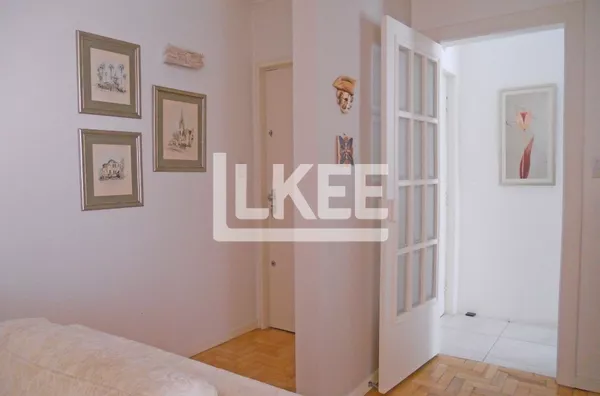 Apartamento com 3 dormitórios e 1 vaga à venda no bairro Floresta Totalmente reformado