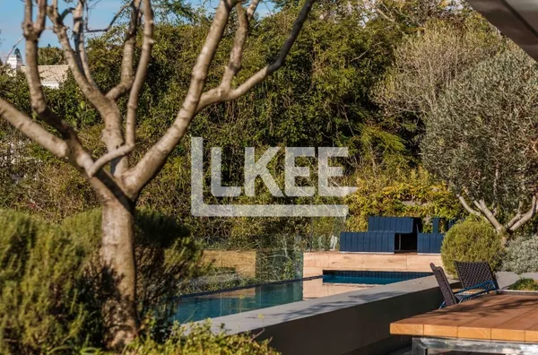 Três Figueira | Mansão Suspensa com 3 suítes à venda | 805 m² |  5 vagas | Com piscina privativa |  Em Porto Alegre/RS