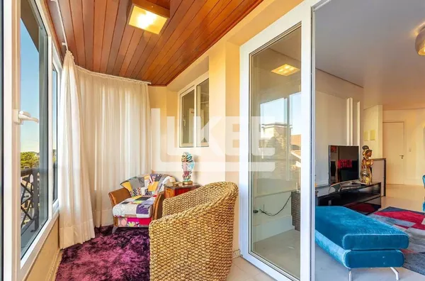 Centro | Apartamento mobiliado com 2 quartos (sendo 2 suítes) à venda | 93,96 m² | 3 Banheiros | Sacada | Churrasqueira | Lareira | 1 Vaga | Em Gramado/RS