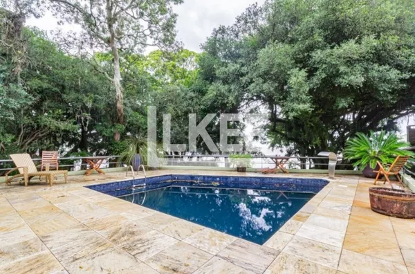 Ipanema | Casa em condominio reformada semi mobiliada com 4 quartos (sendo 1 suíte) à venda | 318 m² | 2 vagas | Com lareira e churrasqueira | Em Porto Alegre/RS  