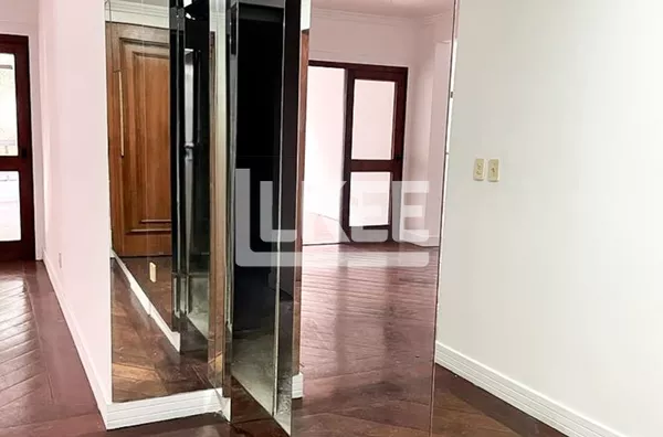 Bela Vista | Apartamento semi mobiliado com 3 quartos ( sendo 1 suíte) à venda | 227 m² | 2 vagas | Com lareira, sacada e churrasqueira | Em Porto Alegre/RS