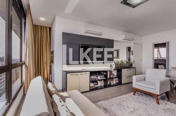 Auxiliadora | Apartamento semi mobiliado com 3 quartos (sendo 1 suíte) à venda | 88,69 m² | 2 vagas | Com sacada e churrasqueira | Em Porto Alegre/RS