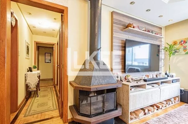 Santa Cecília | Apartamento semi mobiliado com 3 quartos (sendo 1 suíte) à venda | 120 m² | 1 vaga | Com lareira, sacada e churrasqueira | Em Porto Alegre/RS