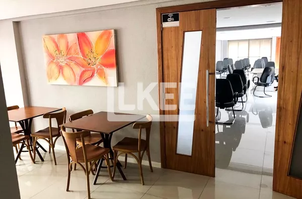 Menino Deus | Sala comercial mobiliada à venda | 44 m² | 1 vaga | Com sacada | Em Porto Alegre/RS