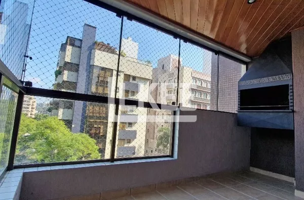 Petrópolis | apartamento semimobiliado para aluguel | 69 m² | 2 quartos (sendo 1 suíte) | 2 vagas | sacada e churrasqueira | Em Porto Alegre/RS