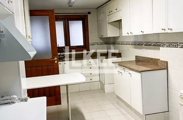 Bela Vista | Apartamento semi mobiliado com 3 quartos ( sendo 1 suíte) à venda | 227 m² | 2 vagas | Com lareira, sacada e churrasqueira | Em Porto Alegre/RS
