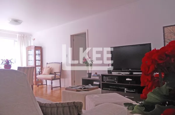 Apartamento com 3 dormitórios e 1 vaga à venda no bairro Floresta Totalmente reformado