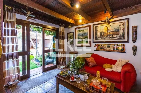 Ipanema | Casa em condominio com 3 suítes à venda | 231 m² | 3 vagas | Com lareira, churrasqueira, sacada e piscina | Em Porto Alegre/RS