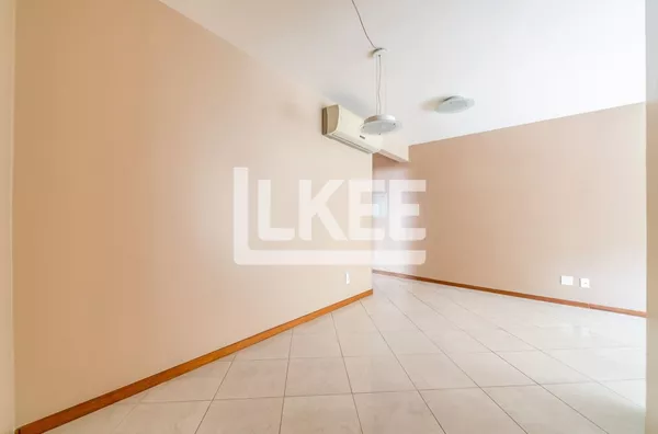 Rio Branco | Apartamento semi mobiliado com com 3 quartos (sendo 1 suíte) à venda | 101 m² | 2 vagas | Com sacada e churrasqueira | Em Porto Alegre/RS