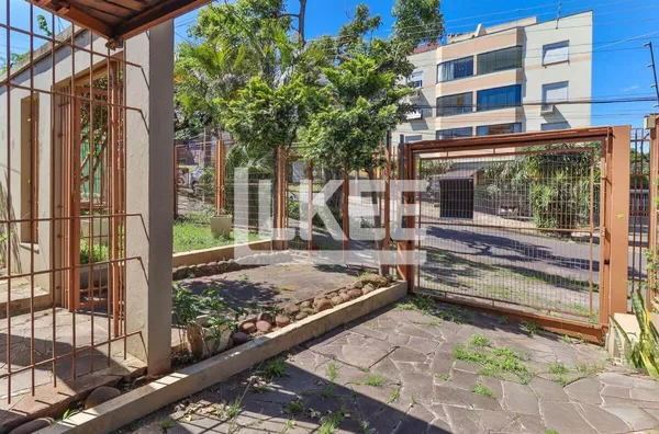 Cristal | Casa Semimobiliada com 5 quartos (sendo 1 suíte) à venda | 372m² | 6 Banheiros | 3 vagas | Churrasqueira | Lareira | Em Porto Alegre/RS