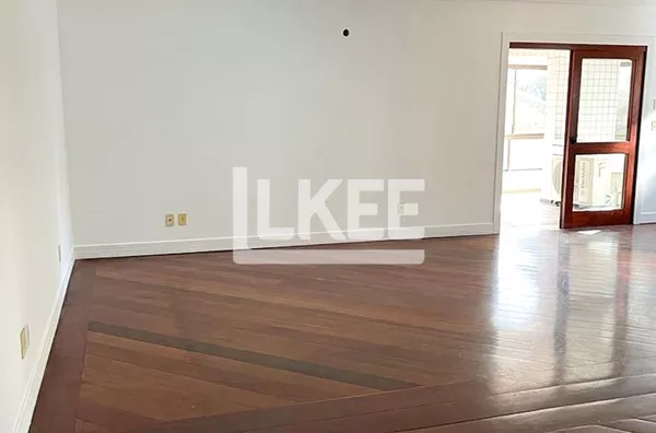 Bela Vista | Apartamento semi mobiliado com 3 quartos ( sendo 1 suíte) à venda | 227 m² | 2 vagas | Com lareira, sacada e churrasqueira | Em Porto Alegre/RS