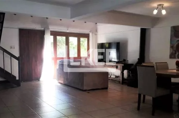 Ipanema | Casa em condominio com 4 quartos (sendo 2 suítes) à venda | 220 m² | 2 vagas | Com lareira, sacada e churrasqueira | Em Porto Alegre/RS