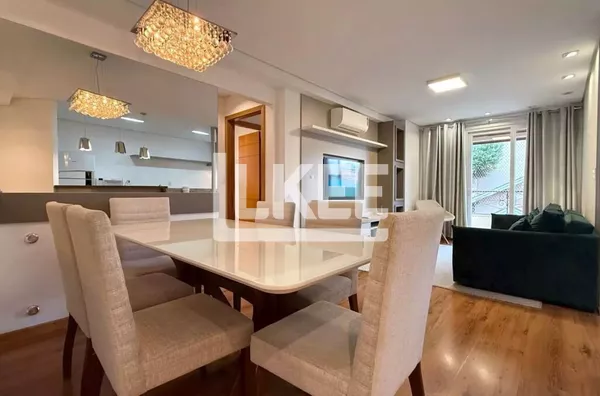 Centro | Apartamento mobiliado com 2 quartos (sendo 2 suítes) à venda | 93,96 m² | 3 Banheiros | Sacada | Churrasqueira | 1 Vaga | Em Gramado/RS