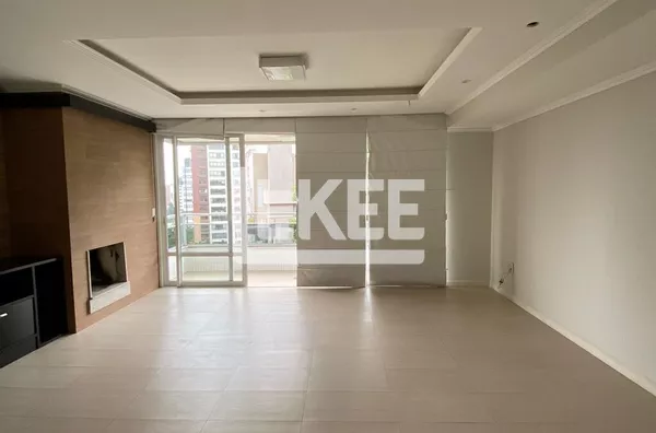 Petrópolis | Apartamento semi mobiliado com 2 quartos (1 suíte) à venda | 100,59 m² | 1 vaga | Com lareira, sacada e churrasqueira | Em Porto Alegre/RS