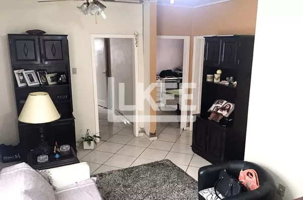 Jardim Botânico | Casa com 3 quartos (sendo 2 suítes) à venda | 140 m² | 3 vagas | Com lareira e churrasqueira | Em Porto Alegre/RS