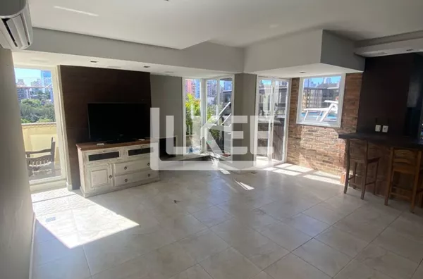 Bela Vista | Cobertura Horizontal com 3 quartos (sendo 1 suíte) à venda | 246,78 m² | 3 vagas | Com lareira, churrasqueira e piscina | Em Porto Alegre/RS