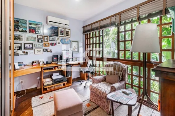 Ipanema | Casa em condominio reformada semi mobiliada com 4 quartos (sendo 1 suíte) à venda | 318 m² | 2 vagas | Com lareira e churrasqueira | Em Porto Alegre/RS  