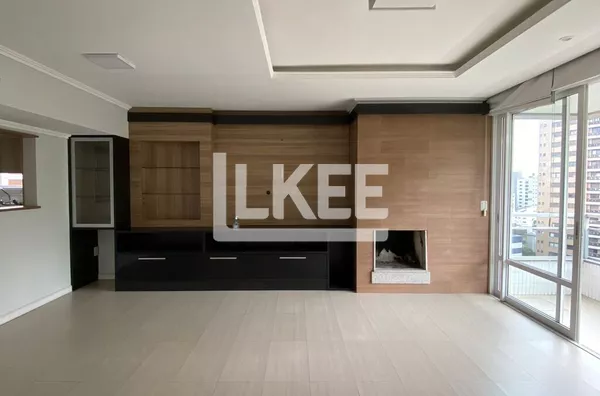 Petrópolis | Apartamento semi mobiliado com 2 quartos (1 suíte) à venda | 100,59 m² | 1 vaga | Com lareira, sacada e churrasqueira | Em Porto Alegre/RS