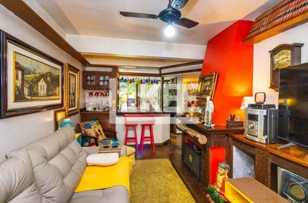 Ipanema | Casa em condominio com 3 suítes à venda | 231 m² | 3 vagas | Com lareira, churrasqueira, sacada e piscina | Em Porto Alegre/RS