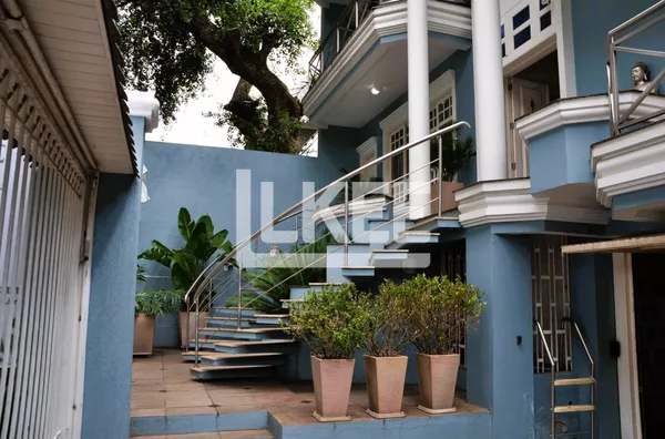 Três Figueiras | Casa semi mobiliada e equipada com 4 suítes à venda | 526 m² | 4 vagas |  Com lareira, churrasqueira e piscina | Em Porto Alegre/RS