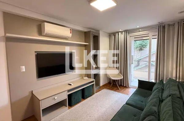 Centro | Apartamento mobiliado com 2 quartos (sendo 2 suítes) à venda | 93,96 m² | 3 Banheiros | Sacada | Churrasqueira | 1 Vaga | Em Gramado/RS
