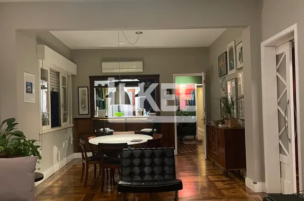 Centro Histórico | Apartamento reformado com 3 quartos (sendo 1 suíte) à venda | 140 m² | 1 vaga | Com sacada | Em Porto Alegre/RS